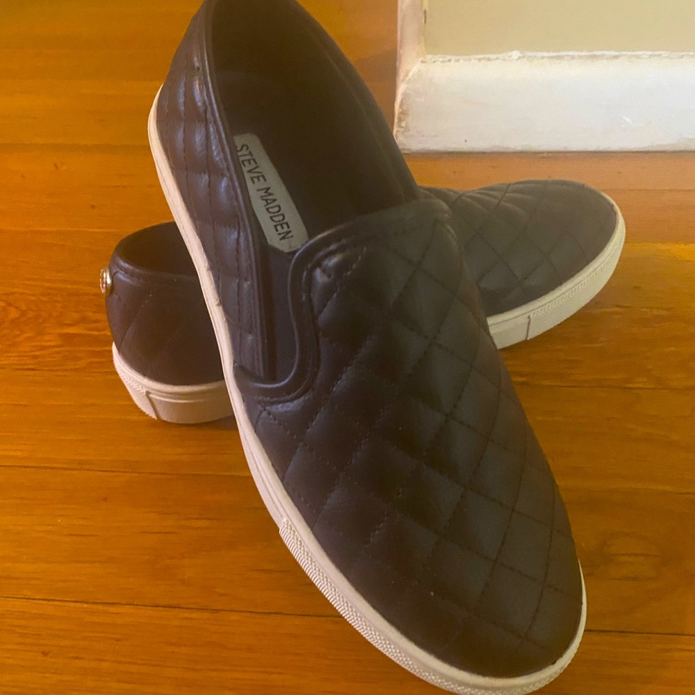 Steve Madden black slide on shoes